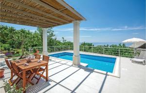 Bazén v ubytovaní Holiday Home Gornje Tucepi With Sea View 313 alebo v jeho blízkosti