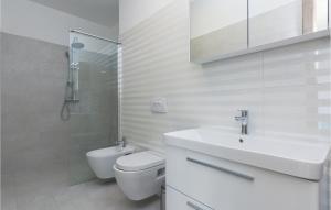 Koupelna v ubytování Three-Bedroom Holiday Home In Kozino