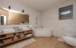 Ένα μπάνιο στο Gorgeous Home In Vrgorac With Wifi +38 φωτογραφίες