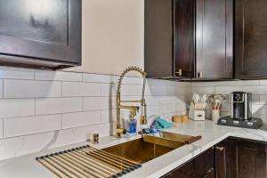 Una cocina con fregadero y armarios de madera. en The NorthWest Vibes, en Tacoma 57 fotos más