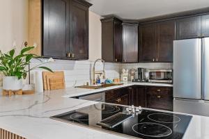 cocina con armarios de madera y encimera blanca en The NorthWest Vibes, en Tacoma