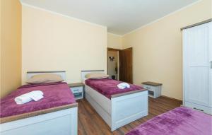 Postel nebo postele na pokoji v ubytování Two-Bedroom Holiday Home In Sibenik