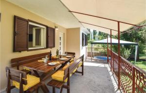 Balkón nebo terasa v ubytování Two-Bedroom Holiday Home In Blato Na Cetini
