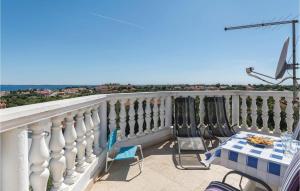 ein Balkon mit Tisch und Stühlen und Aussicht in der Unterkunft Two-Bedroom Apartment In Betiga in Barbariga