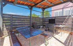 Televiisor ja/või meelelahutuskeskus majutusasutuses Nice Home In Konjevrate With Wifi