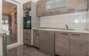 Köök või kööginurk majutusasutuses Nice Home In Konjevrate With Wifi