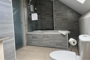 Koupelna v ubytování Modern 4-Bed House with Free Parking + 45 fotografií