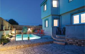 Bazén v ubytování Holiday Home Kakma V nebo v jeho okolí