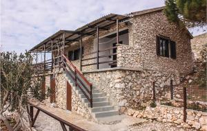 Το κτήριο όπου στεγάζεται  η παραθεριστική κατοικία