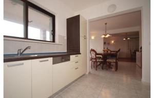 Kuchyň nebo kuchyňský kout v ubytování Apartment Korcula With Sea View Vi