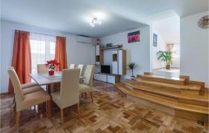 Televízia a/alebo spoločenská miestnosť v ubytovaní Three-Bedroom Holiday Home In Buje