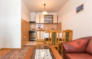 un salon avec un canapé et une table dans l'établissement Three-Bedroom Apartment In Peroj, à Peroj