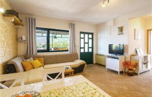 TV a/nebo společenská místnost v ubytování Two-Bedroom Holiday Home In Zastrazisce