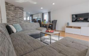 Posedenie v ubytovaní Three-Bedroom Holiday Home In Grubine