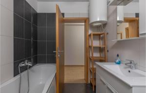 Kúpeľňa v ubytovaní 2 Bedroom Amazing Apartment In Njivice + 21 fotografií