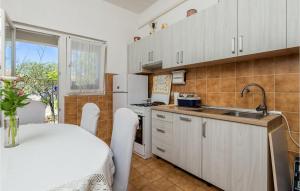 Kuchyň nebo kuchyňský kout v ubytování 3 Bedroom Nice Apartment In Barbat-Rab