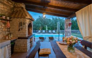 Bazén v ubytování Holiday Home Dalmatinska Croatia nebo v jeho okolí