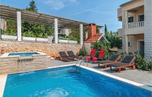 Bazén v ubytování Three-Bedroom Holiday Home In Sutivan nebo v jeho okolí + 18 fotografií