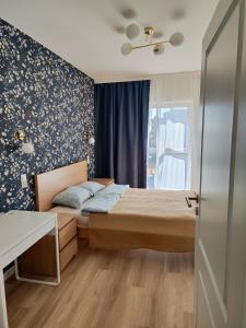 a small bedroom with a bed and a window at Apartamenty MM - Nowa Sól in Nowa Sól