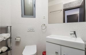 Kúpeľňa v ubytovaní Pet Friendly Home In Krk