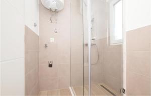 Kúpeľňa v ubytovaní Two-Bedroom Apartment In Trogir