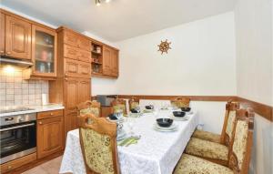 Kuchyň nebo kuchyňský kout v ubytování Three-Bedroom Apartment In Jesenice