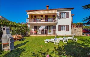 Κήπος έξω από το 4 Person Apartment Labin Kapelica