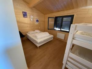 a small room with a bed and bunk beds at Chalet des loulous , 3 chambres, 8 couchages in Font Romeu Odeillo Via +24 photos