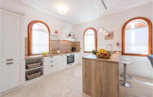 Kuchnia lub aneks kuchenny w obiekcie Three-Bedroom Holiday Home In Vabriga