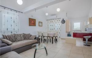 Kuchnia lub aneks kuchenny w obiekcie Cozy Apartment In Salatici With Jacuzzi