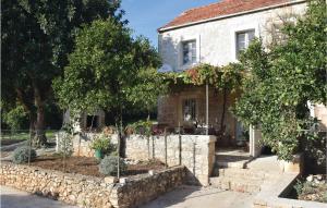 Vonkajšia záhrada v ubytovaní Two-Bedroom Holiday Home In Orebic