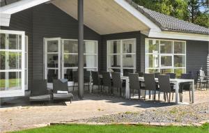 Bøtø ByにあるHoliday Home Kaninstien Vi Dnmkの家の中のパティオ(テーブル、椅子付) +14枚の写真