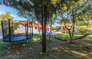 un'amaca appesa a un albero in un cortile di Holiday Home Pavicini 26 a Veliki Vareški