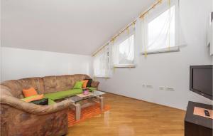 TV a/nebo společenská místnost v ubytování 3 Bedroom Gorgeous Apartment In Kastav
