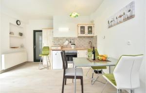 Kuchyňa alebo kuchynka v ubytovaní Lovely Apartment In Seget Donji