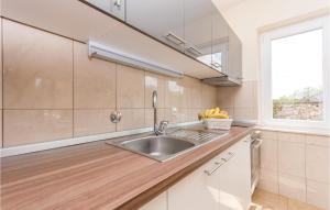Kuchyň nebo kuchyňský kout v ubytování 5 Bedroom Cozy Home In Biograd Na Moru