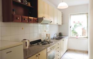 Kuchyň nebo kuchyňský kout v ubytování 2 Bedroom Gorgeous Apartment In Rabac