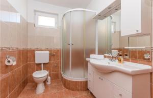 Koupelna v ubytování 5 Bedroom Cozy Home In Biograd Na Moru