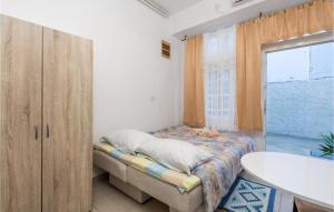 Ένα ή περισσότερα κρεβάτια σε δωμάτιο στο Cozy Apartment In Sveti Juraj With Wifi