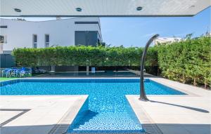 una piscina con palo accanto a un edificio di Stunning Home In Fazana With Sauna a Fažana Altre 43 foto