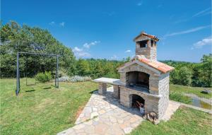 zewnętrzny piec ceglany z w obiekcie Four-Bedroom Holiday Home In Bregi w mieście Katun Gračanski
