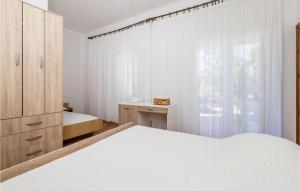 Postel nebo postele na pokoji v ubytování 3 Bedroom Nice Apartment In Barbat-Rab