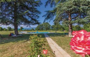 ein Weg in einem Park mit Bäumen und Blumen in der Unterkunft Three-Bedroom Holiday Home Krsan With An Outdoor Swimming Pool 07 in Kršan + 38 Fotos