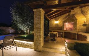 Patio lub wspólna przestrzeń na świeżym powietrzu w obiekcie Stunning Home In Sisan With Wifi