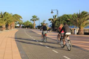 プエルト・デル・カルメンにあるCosta Mar Sea Viewの自転車に乗る人々