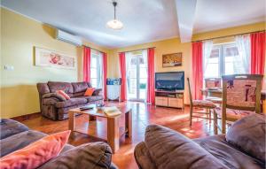 TV a/nebo společenská místnost v ubytování Four-Bedroom Holiday Home In Bregi