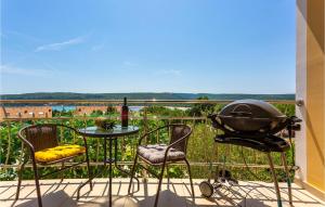 Balkon lub taras w obiekcie 3 Bedroom Cozy Apartment In Dobrinj