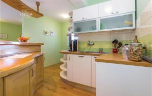 Küche/Küchenzeile in der Unterkunft Gorgeous Home In Jadranovo With Kitchen