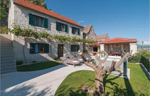 Vonkajšia záhrada v ubytovaní Three-Bedroom Holiday Home In Podgrade