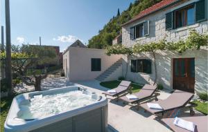 Bazén v ubytovaní Three-Bedroom Holiday Home In Podgrade alebo v jeho blízkosti